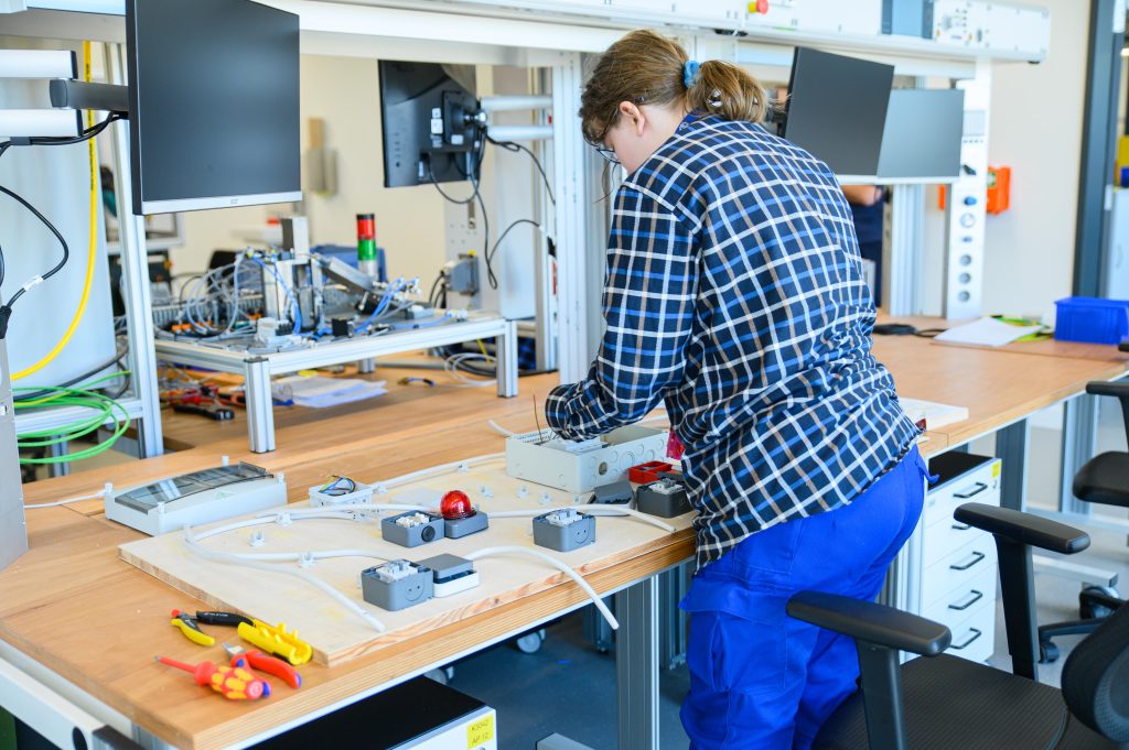 Auszubildende in einer Elektrowerkstatt