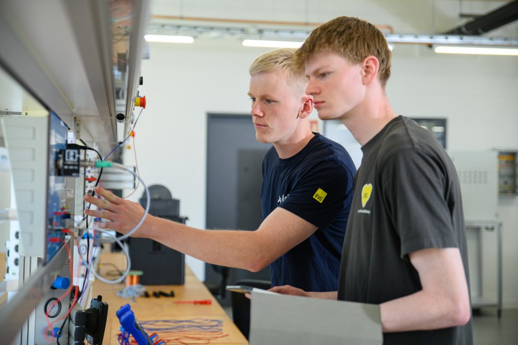 Auszubildende in einer Elektrowerkstatt