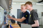 Auszubildende in einer Elektrowerkstatt