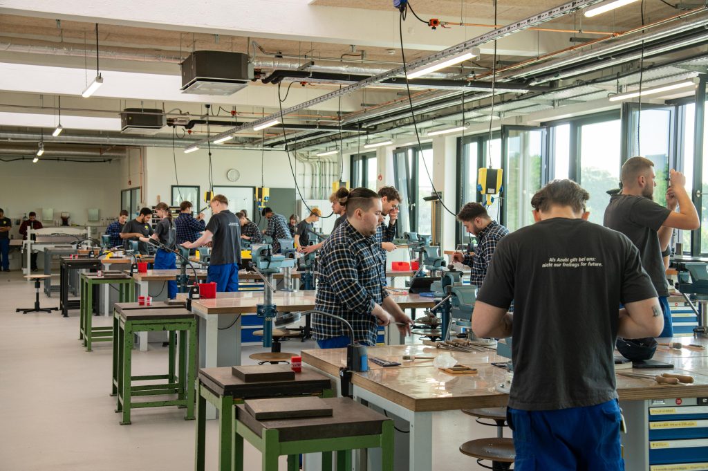 Auszubildende der Industriemechanik beim Pfeilen