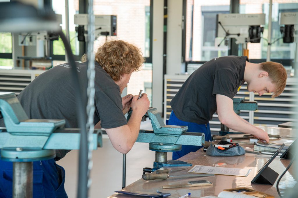 Auszubildende der Industriemechanik beim Pfeilen