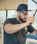 Auszubildender der Industriemechanik beim Bohren
