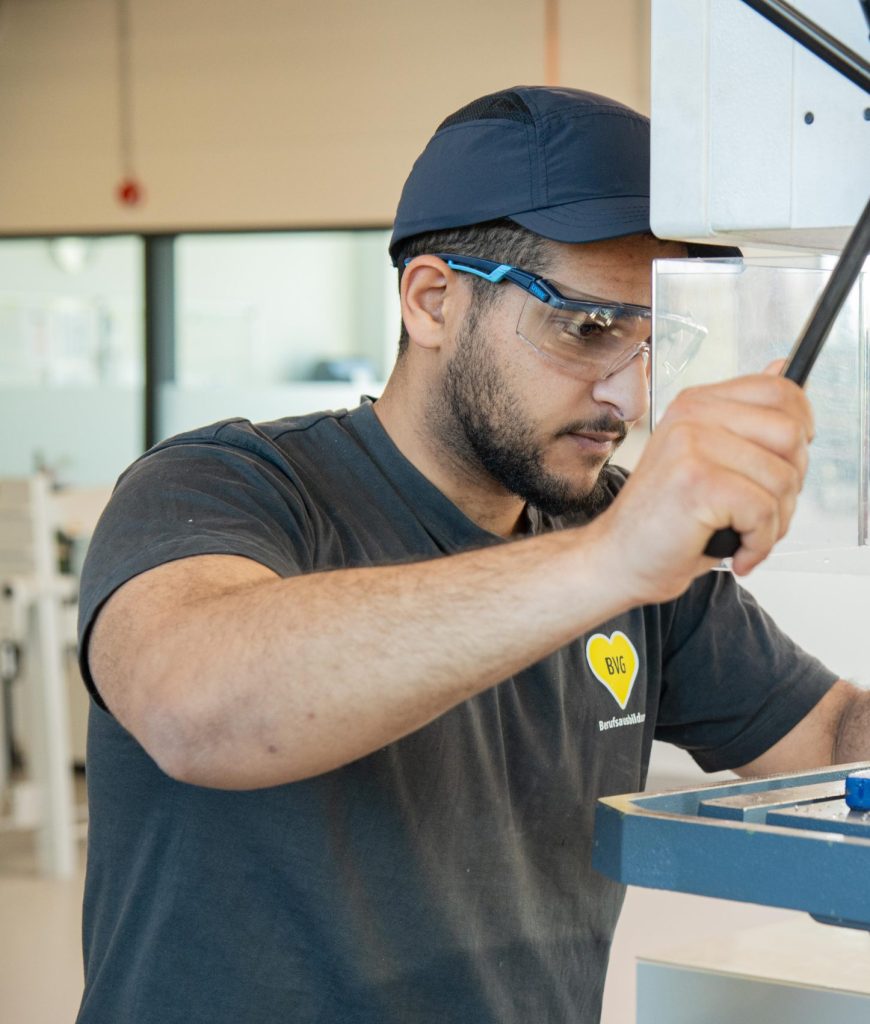 Auszubildender der Industriemechanik beim Bohren