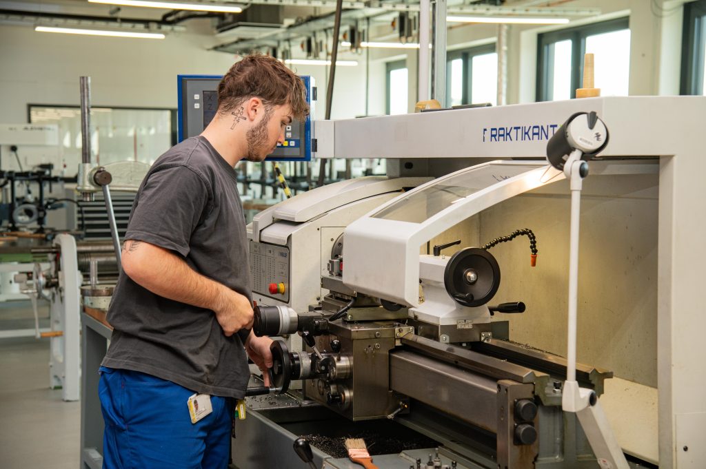 Auszubildende der Industriemechanik an der Drehmaschine