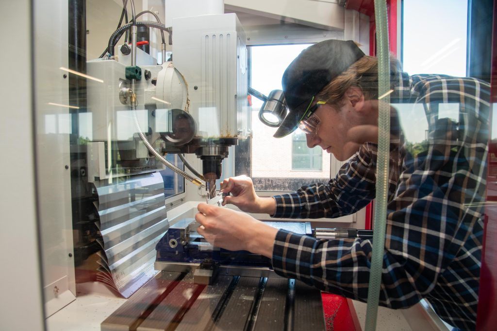 Auszubildende der Industriemechanik an der Universalfräsmaschine