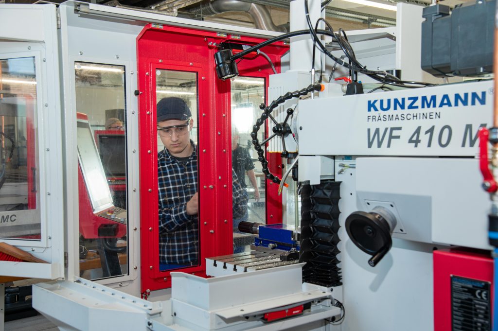 Auszubildende der Industriemechanik an der Universalfräsmaschine