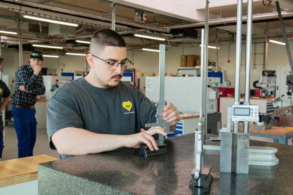 Auszubildende der Industriemechanik an am Höhenreißer
