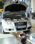 Auszubildender arbeitet in der Wartungsgrube