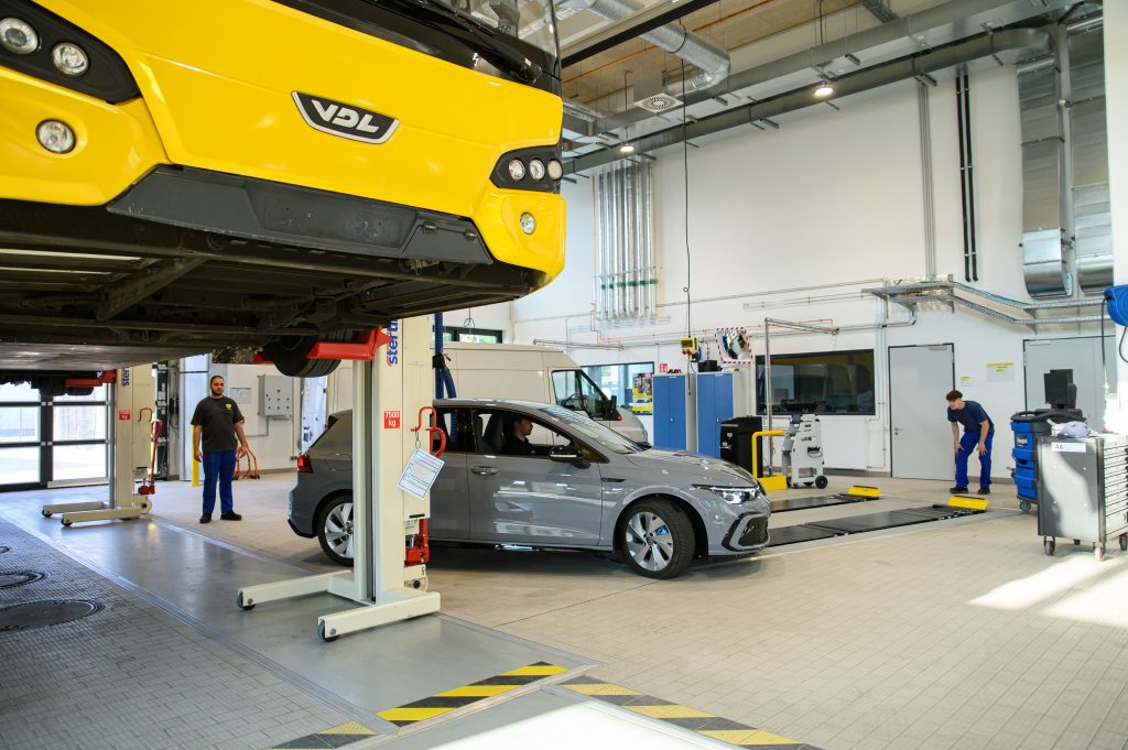 Bus auf der Reifengreifanlage