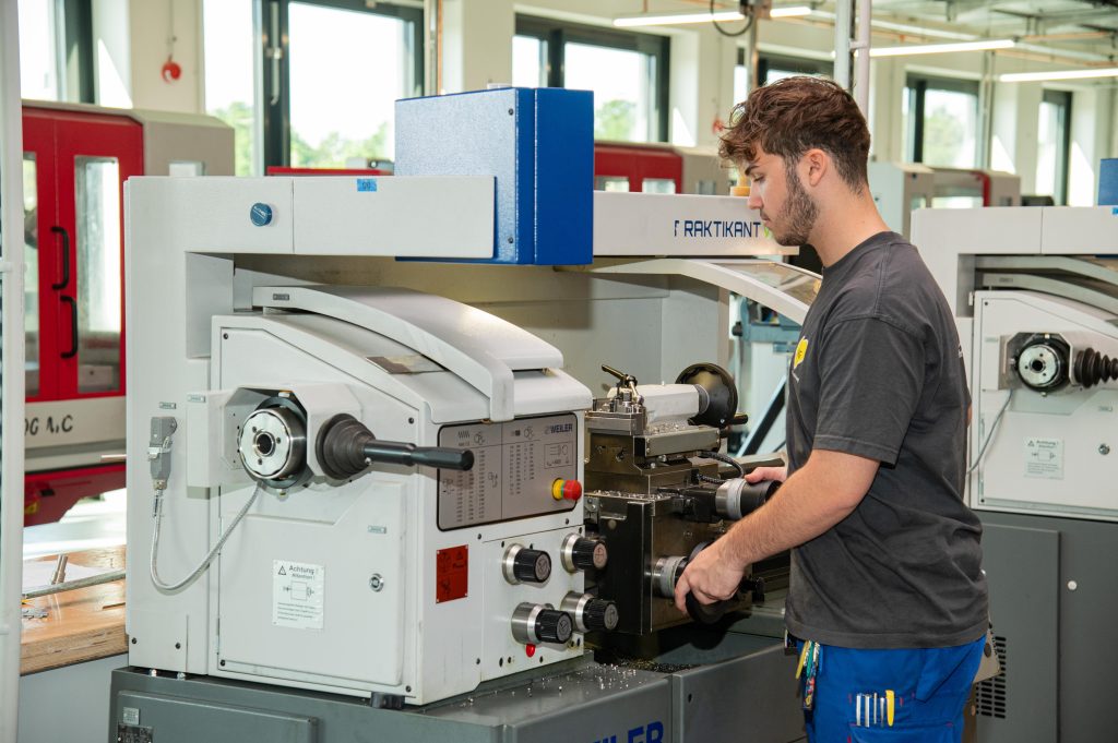 Auszubildender an der Drehmaschine