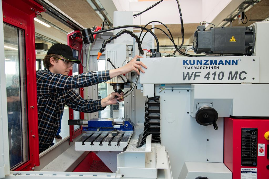 Auszubildender an der Universalfräsmaschine