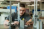 Auszubildender arbeitet am Höhenreißer