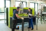 Auszubildende und Ausbilder an der Tafelschere