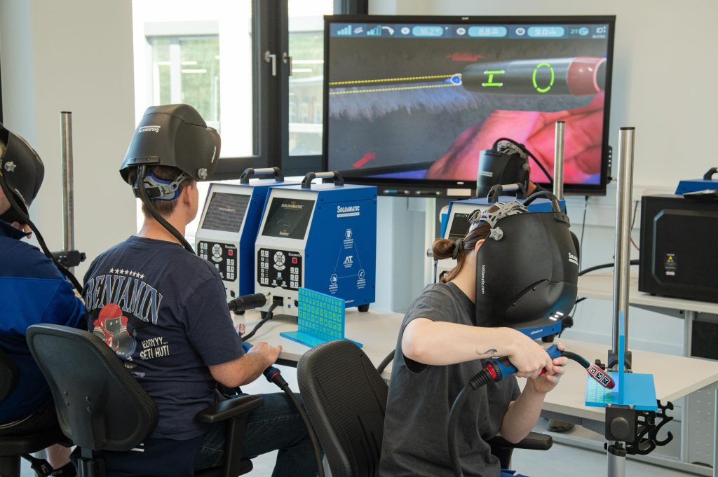 Auszubildende beim digitalen Schweißen