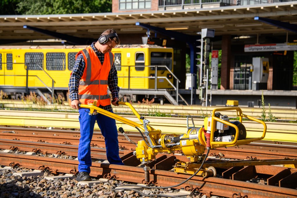 Universalschraubmaschine im Gleisbau